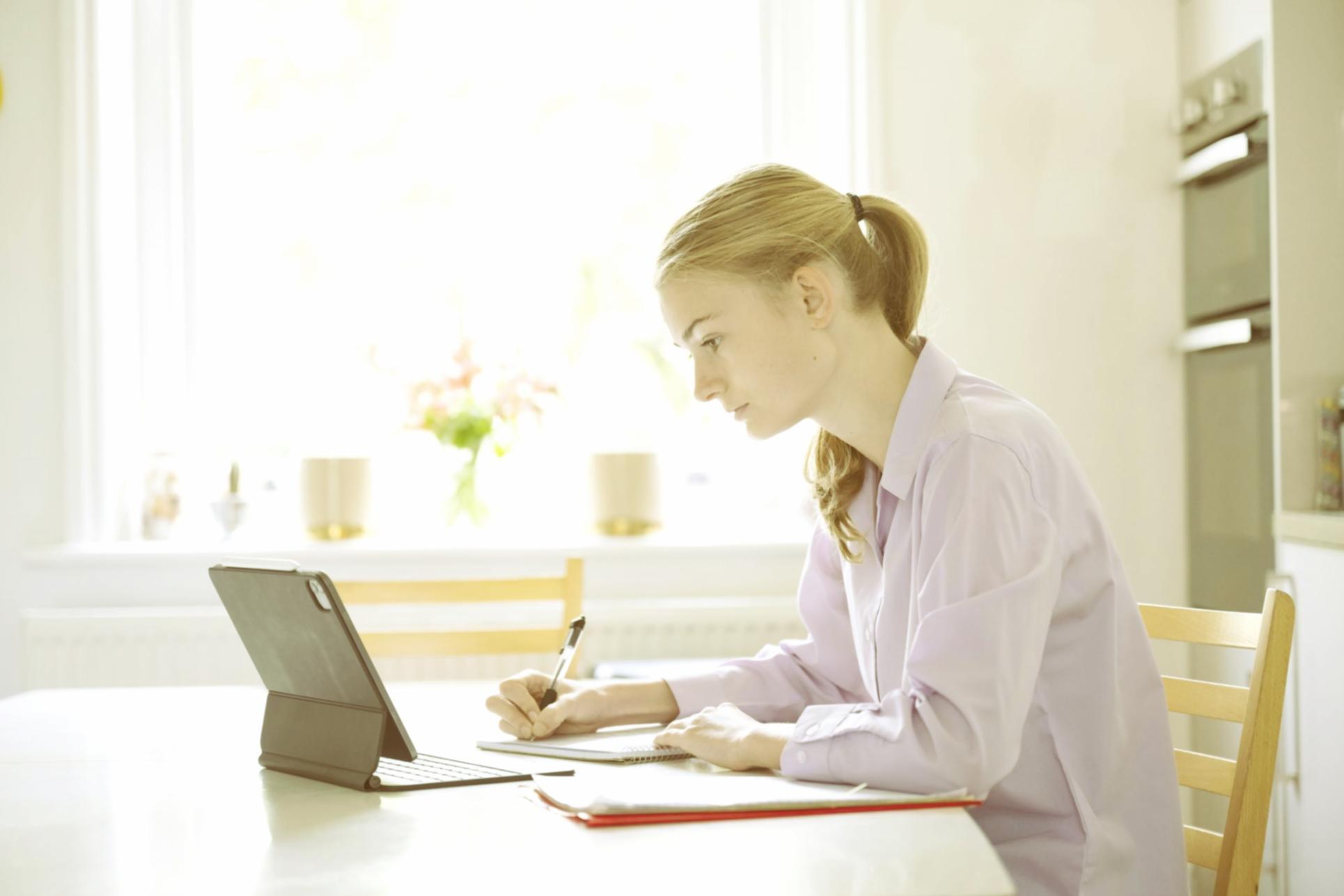 Lernender bei der Arbeit an einem Projekt